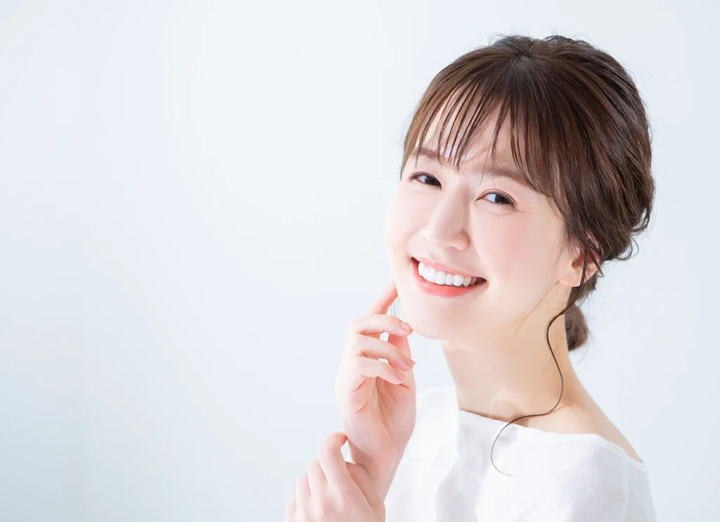 天然歯に近い性質のセラミックを使用した自然な感じの白い歯を再現するセレックセラミック矯正治療